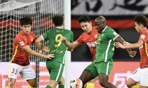 从难民营到足球巅峰的传奇球星故事